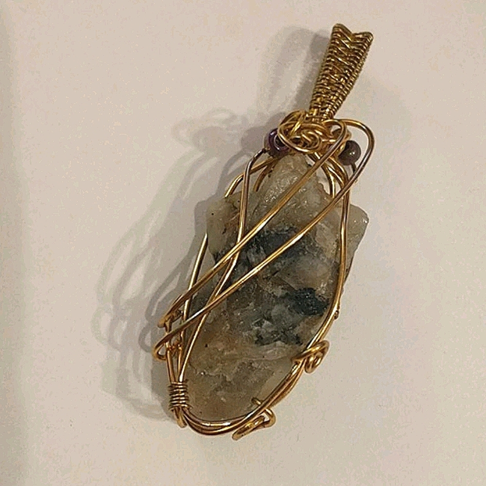 🇨🇦Elegant Wire Wrapped Quartz Penday